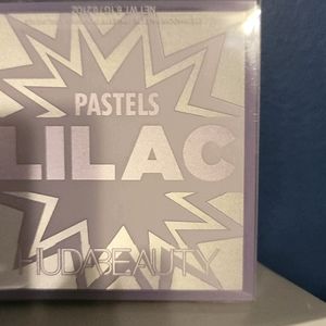 HUDA BEAUTY  pastels eyeshadow palette